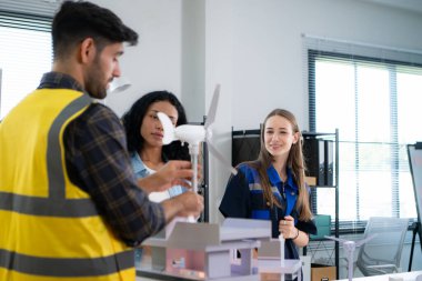 Mühendisler, mimarlar ve tasarımcılar doğal enerji kullanan bir bina tasarlamak için işbirliği yaparlar..