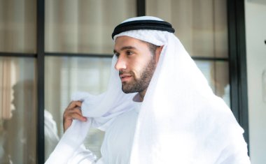 Geleneksel giysiler içinde yakışıklı genç bir Arap 'ın portresi.