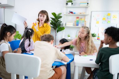 Öğretmen ve öğrenciler, gençlerin dikkatle oturup dinlediği bir okulda öğrenin ve çalışın..