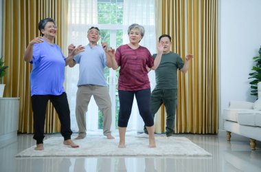 Sağlık destekleyici dans aktiviteleri olan yaşlı bir grup.