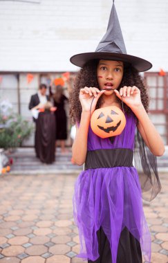 Hayalet kostümlü çocuklar Cadılar Bayramı 'nda şeker mi şaka mı oynuyorlar.