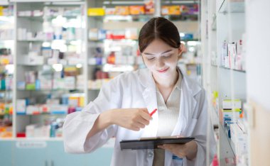 Eczacılar eczanelerde satılan ilaçların kalitesini gözlemler ve denetlerler.
