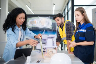 Mühendisler, mimarlar ve tasarımcılar doğal enerji kullanan bir bina tasarlamak için işbirliği yaparlar..