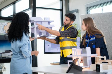 Mühendisler, mimarlar ve tasarımcılar doğal enerji kullanan bir bina tasarlamak için işbirliği yaparlar..
