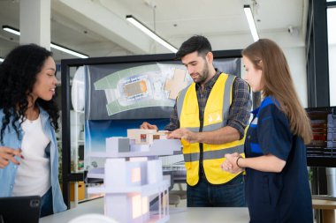 Mühendisler, mimarlar ve tasarımcılar doğal enerji kullanan bir bina tasarlamak için işbirliği yaparlar..