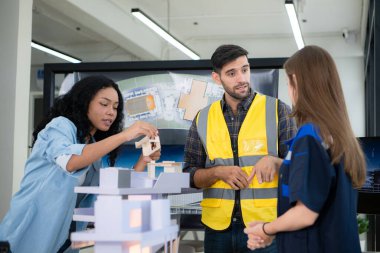 Mühendisler, mimarlar ve tasarımcılar doğal enerji kullanan bir bina tasarlamak için işbirliği yaparlar..
