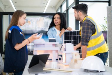 Mühendisler, mimarlar ve tasarımcılar doğal enerji kullanan bir bina tasarlamak için işbirliği yaparlar..
