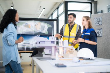 Mühendisler, mimarlar ve tasarımcılar doğal enerji kullanan bir bina tasarlamak için işbirliği yaparlar..