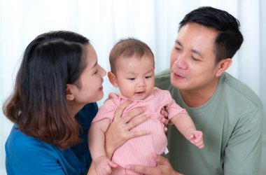 Ebeveynler çocuklarını giydirmeye ve giydirmeye yardım eder.