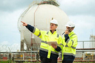 Petrol mühendisinin her ikisi de büyük bir petrol rafinerisinde petrol arıtımını denetleme görevinde.