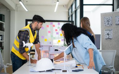 Mühendisler, mimarlar ve tasarımcılar doğal enerji kullanan bir bina tasarlamak için işbirliği yaparlar..