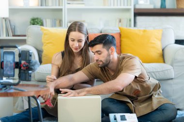 Genç çiftler ve küçük bir firma sosyal medya kanalları aracılığıyla bir şeyler satıyorlar..