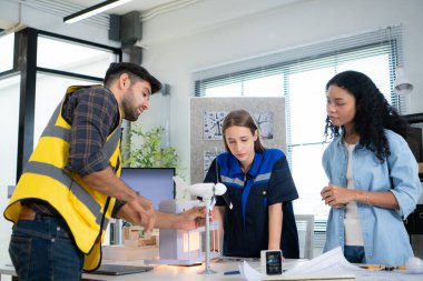 Mühendisler, mimarlar ve tasarımcılar doğal enerji kullanan bir bina tasarlamak için işbirliği yaparlar..