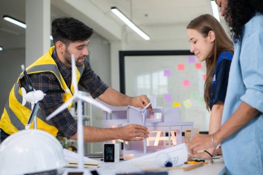 Mühendisler, mimarlar ve tasarımcılar doğal enerji kullanan bir bina tasarlamak için işbirliği yaparlar..