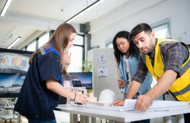 Mühendisler, mimarlar ve tasarımcılar doğal enerji kullanan bir bina tasarlamak için işbirliği yaparlar..
