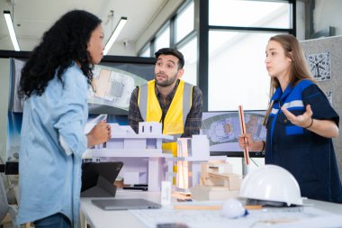 Mühendisler, mimarlar ve tasarımcılar doğal enerji kullanan bir bina tasarlamak için işbirliği yaparlar..