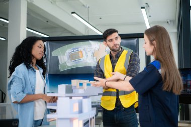 Mühendisler, mimarlar ve tasarımcılar doğal enerji kullanan bir bina tasarlamak için işbirliği yaparlar..