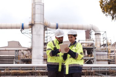 Petrol mühendisinin her ikisi de büyük bir petrol rafinerisinde petrol arıtımını denetleme görevinde.