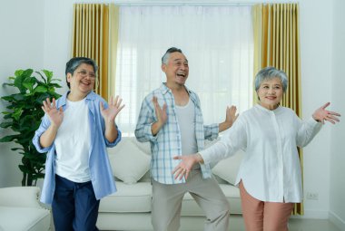 Sağlık destekleyici dans aktiviteleri olan yaşlı bir grup.