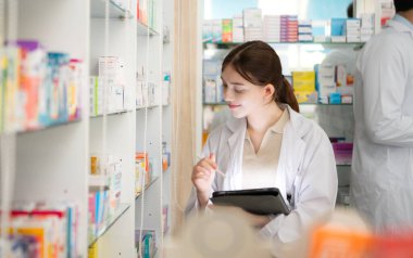 Eczacılar eczanelerde satılan ilaçların kalitesini gözlemler ve denetlerler.