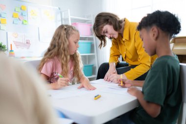 Öğretmen ve öğrenciler, gençlerin dikkatle oturup dinlediği bir okulda öğrenin ve çalışın..