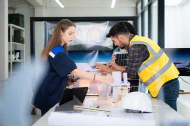Mühendisler, mimarlar ve tasarımcılar doğal enerji kullanan bir bina tasarlamak için işbirliği yaparlar..