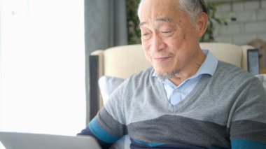 Kıdemli işadamı evde duygu ve duruşuyla çalışıyor.