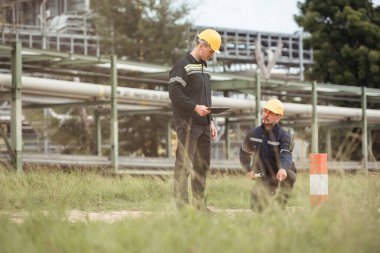 Petrol mühendisinin her ikisi de büyük bir petrol rafinerisinde petrol arıtımını denetleme görevinde.