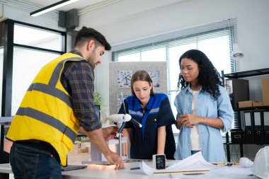 Mühendisler, mimarlar ve tasarımcılar doğal enerji kullanan bir bina tasarlamak için işbirliği yaparlar..