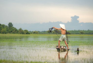 Yerel balıkçılar gölde balık yakalamak için balık ağı kullanırlar.