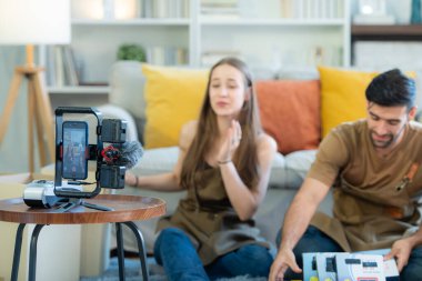 Genç çiftler ve küçük bir firma sosyal medya kanalları aracılığıyla bir şeyler satıyorlar..