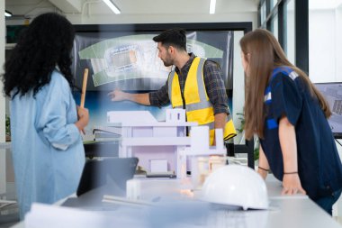 Mühendisler, mimarlar ve tasarımcılar doğal enerji kullanan bir bina tasarlamak için işbirliği yaparlar..