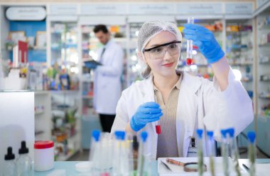 Laboratuvarda antibiyotik deneyleri ve testleri yapan kimya bilimcisi.