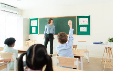 Öğretmen ve öğrenciler, gençlerin dikkatle oturup dinlediği bir okulda öğrenin ve çalışın..