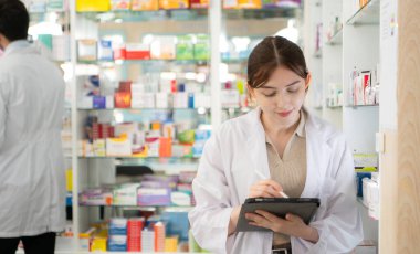 Eczacılar eczanelerde satılan ilaçların kalitesini gözlemler ve denetlerler.