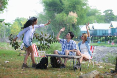 Bir grup arkadaş bir derenin yanında kamp kuruyor, ama akan su yok..