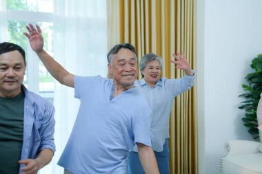 Sağlık destekleyici dans aktiviteleri olan yaşlı bir grup.