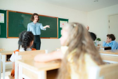 Öğretmen ve öğrenciler, gençlerin dikkatle oturup dinlediği bir okulda öğrenin ve çalışın..