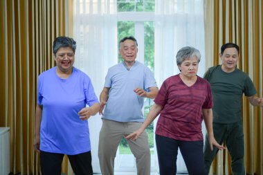 Sağlık destekleyici dans aktiviteleri olan yaşlı bir grup.