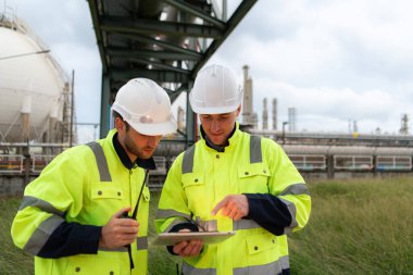 Petrol mühendisinin her ikisi de büyük bir petrol rafinerisinde petrol arıtımını denetleme görevinde.