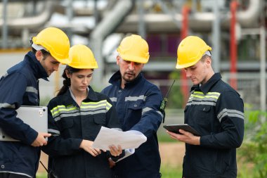 Petrol mühendisi grubu, büyük bir petrol rafinerisindeki petrol damıtımını denetleme görevinde.