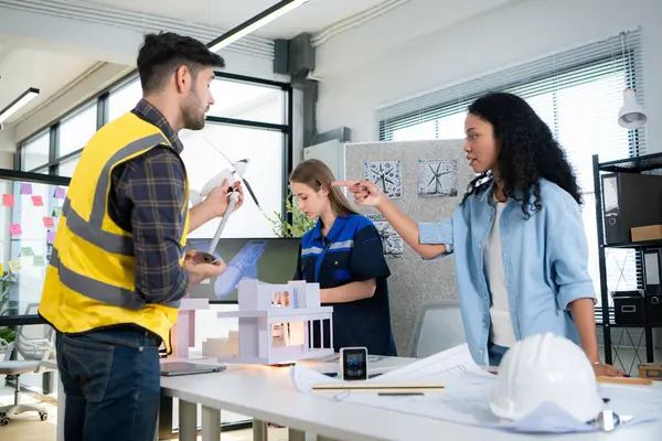 Mühendisler, mimarlar ve tasarımcılar doğal enerji kullanan bir bina tasarlamak için işbirliği yaparlar..