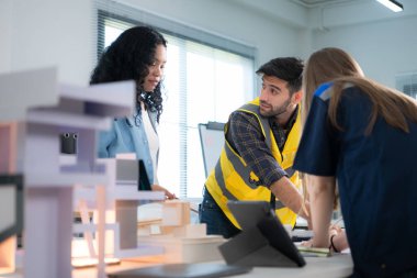 Mühendisler, mimarlar ve tasarımcılar doğal enerji kullanan bir bina tasarlamak için işbirliği yaparlar..