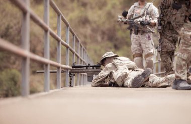 Kamuflaj üniformalı askerler silah taşıyorlar, tropikal orman bölgesinde keşif görevleri, saldırı piyade savaş eğitimi alıyorlar..