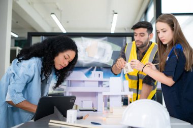 Mühendisler, mimarlar ve tasarımcılar doğal enerji kullanan bir bina tasarlamak için işbirliği yaparlar..