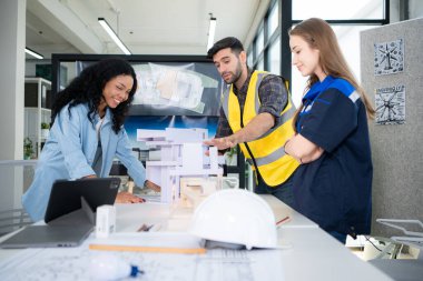 Mühendisler, mimarlar ve tasarımcılar doğal enerji kullanan bir bina tasarlamak için işbirliği yaparlar..