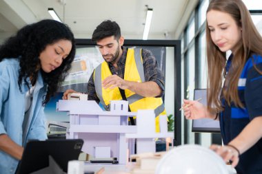 Mühendisler, mimarlar ve tasarımcılar doğal enerji kullanan bir bina tasarlamak için işbirliği yaparlar..