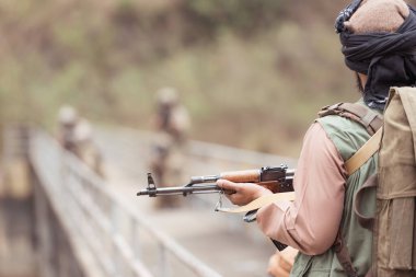 Kamuflajlı bir grup müttefik askeri Taliban askerleriyle çatışmaya girdi.