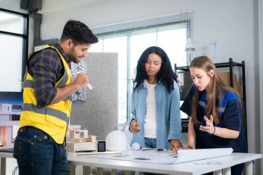 Mühendisler, mimarlar ve tasarımcılar doğal enerji kullanan bir bina tasarlamak için işbirliği yaparlar..