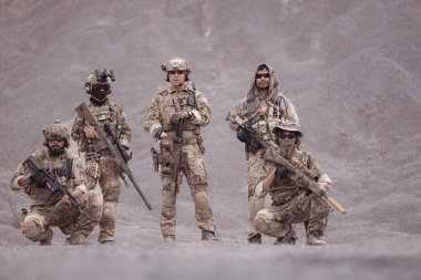 Kamuflaj üniformalı askerler silah taşıyorlar engebeli dağlarda keşif görevleri, saldırı piyade eğitimi alıyorlar..